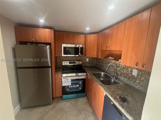 498 NW 165th St D-501, Miami, FL 33169