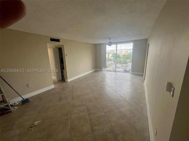 498 NW 165th St D-501, Miami, FL 33169