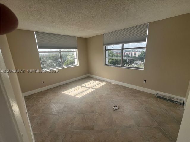 498 NW 165th St D-501, Miami, FL 33169