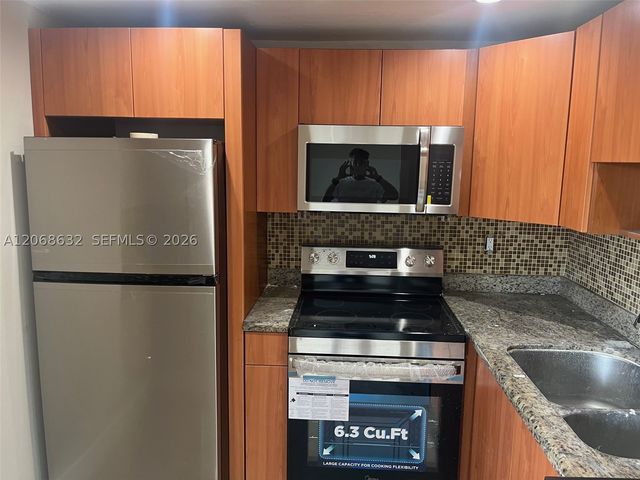 498 NW 165th St D-501, Miami, FL 33169