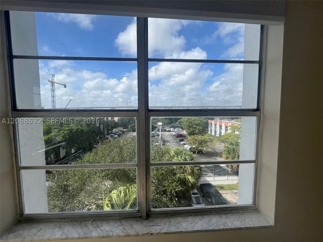 498 NW 165th St D-501, Miami, FL 33169