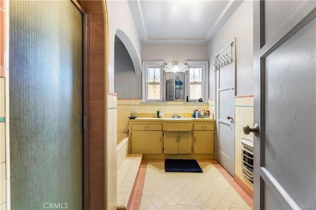 3786 Dublin, Los Angeles, CA 90018