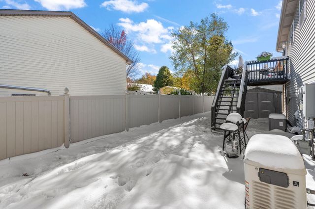 696 Admiral Drive, Porter, IN 46304