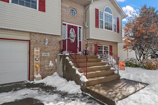 696 Admiral Drive, Porter, IN 46304