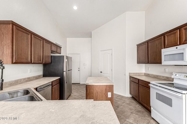 2202 W CARTER Road, Phoenix, AZ 85041