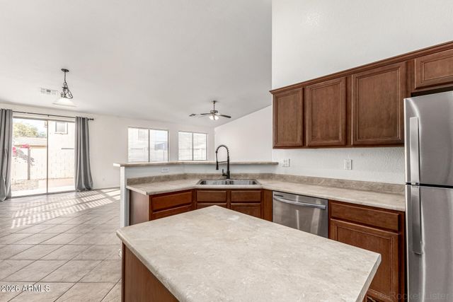 2202 W CARTER Road, Phoenix, AZ 85041