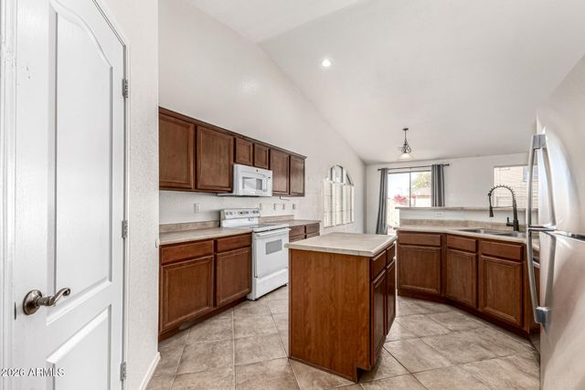 2202 W CARTER Road, Phoenix, AZ 85041