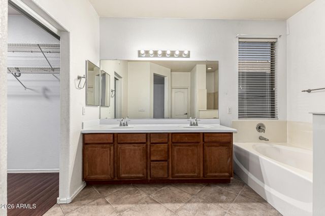 2202 W CARTER Road, Phoenix, AZ 85041