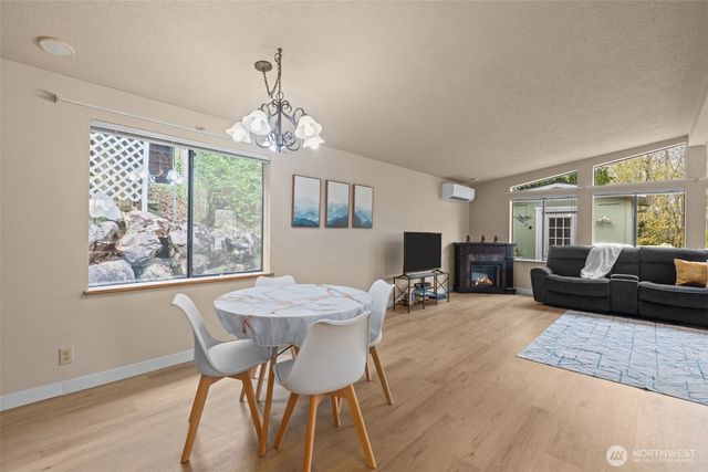17373 Woodcrest Drive NE, Bothell, WA 98011