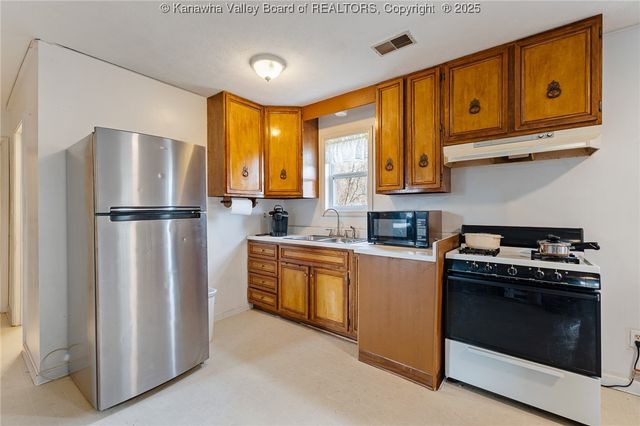 108 Cobble Lane, Cross Lanes, WV 25313