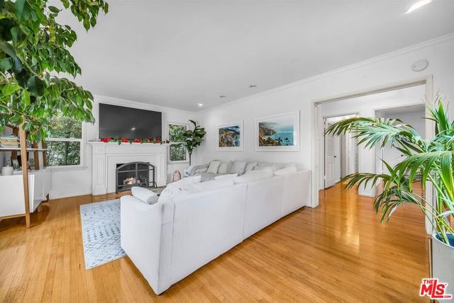 630 S Gretna Green Way, Los Angeles, CA 90049