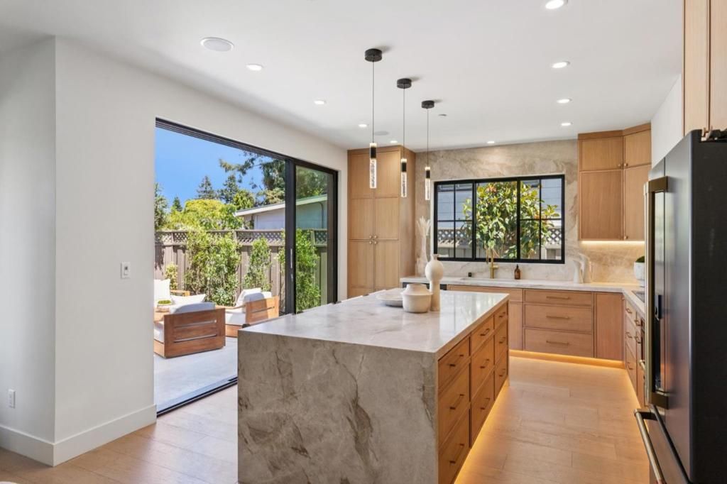 Image 10 of property listing at 401 Grand Street, Redwood City, CA 94062