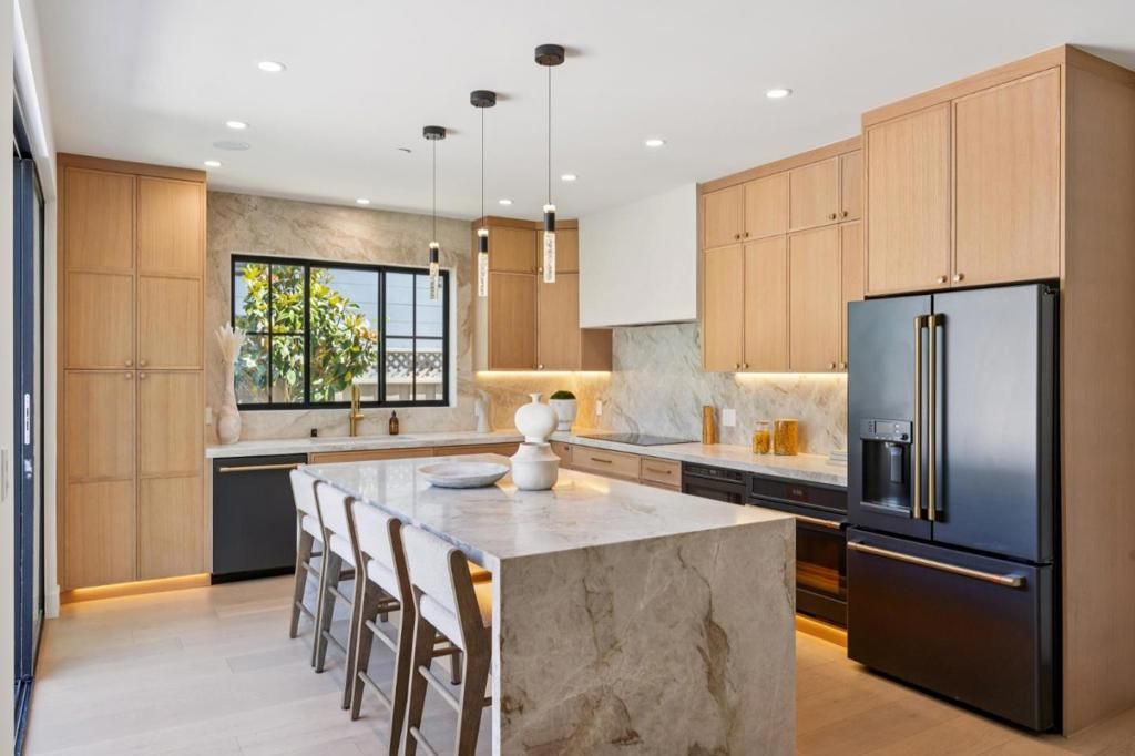 Image 11 of property listing at 401 Grand Street, Redwood City, CA 94062