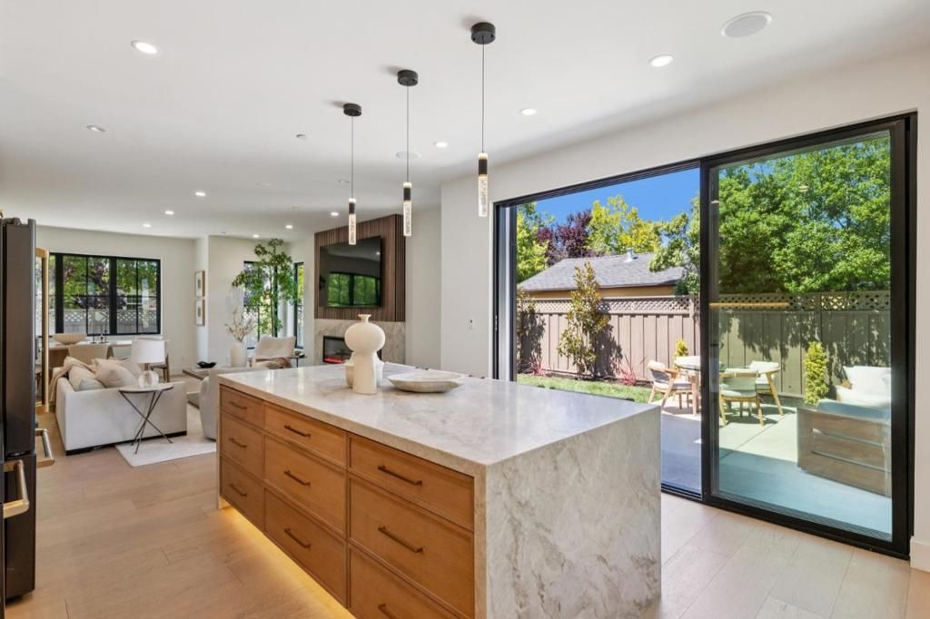 Image 12 of property listing at 401 Grand Street, Redwood City, CA 94062