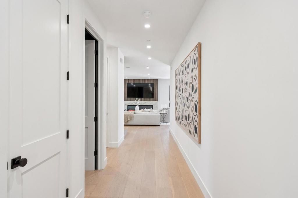 Image 4 of property listing at 401 Grand Street, Redwood City, CA 94062
