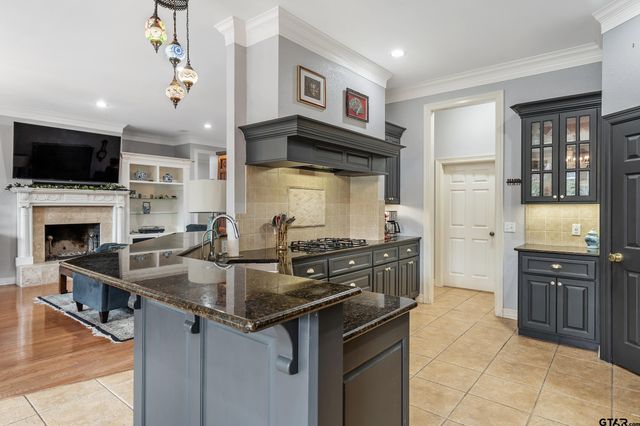 2102 Holly Creek Dr, Tyler, TX 75703