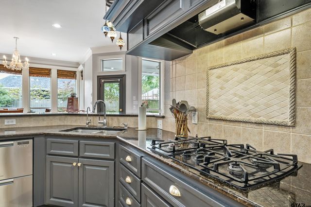 2102 Holly Creek Dr, Tyler, TX 75703