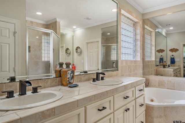 2102 Holly Creek Dr, Tyler, TX 75703
