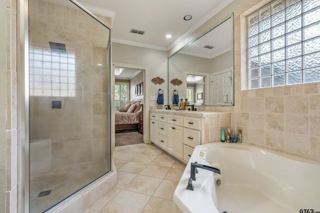 2102 Holly Creek Dr, Tyler, TX 75703