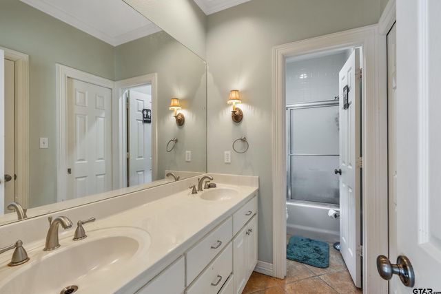 2102 Holly Creek Dr, Tyler, TX 75703