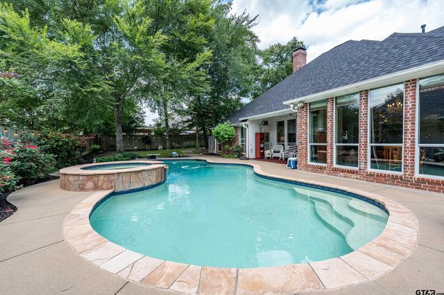 2102 Holly Creek Dr, Tyler, TX 75703