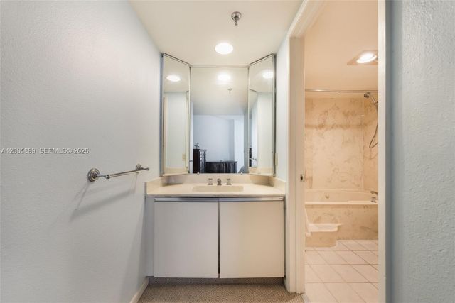 520 Brickell Key Dr A1001, Miami, FL 33131