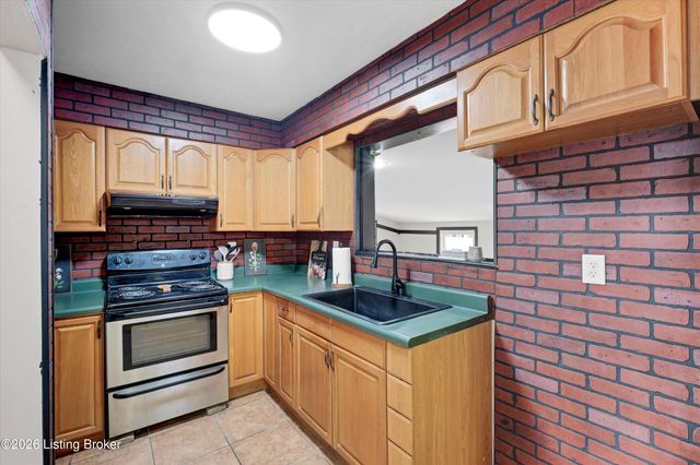 9216 Fenmore Ave, Louisville, KY 40272