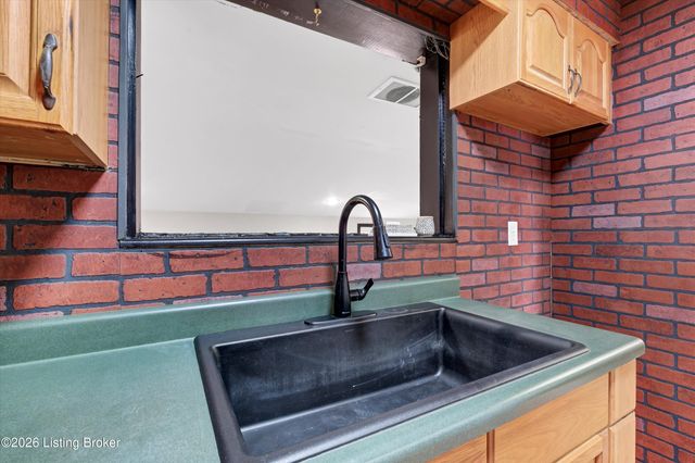 9216 Fenmore Ave, Louisville, KY 40272