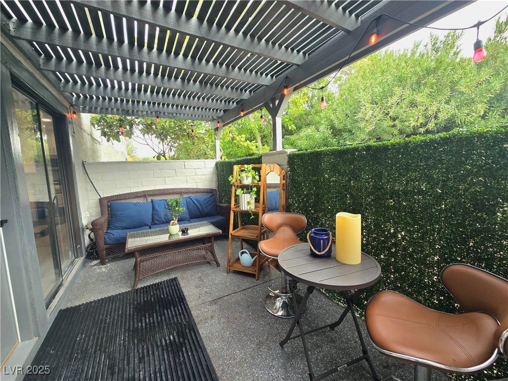 925 Willow Tree Drive B, Las Vegas, NV 89128