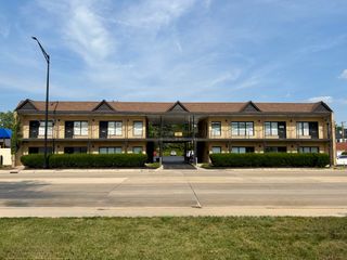 381 N York Street, Elmhurst, IL 60126