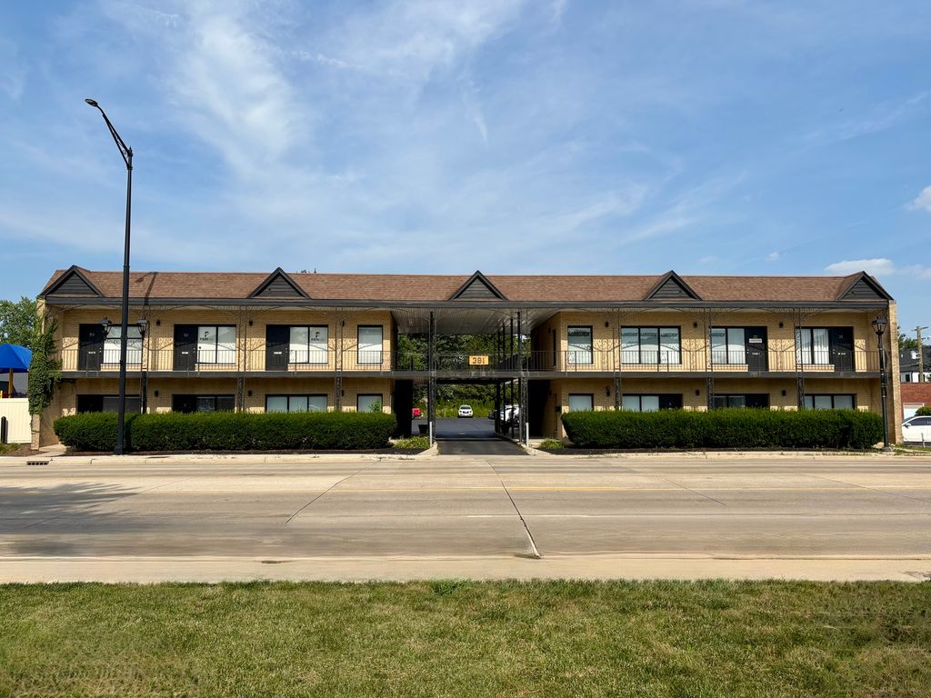 381 N York Street, Elmhurst, IL 60126