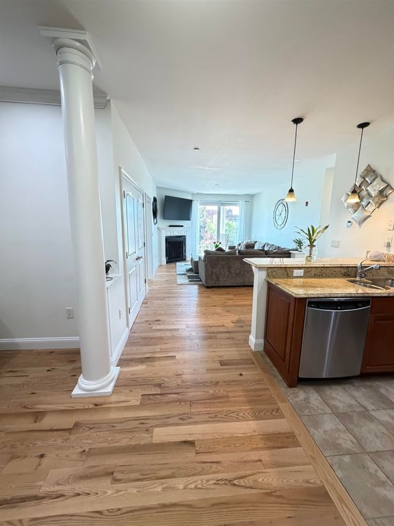 52 Main St Apt 402, Nashua, NH 03064