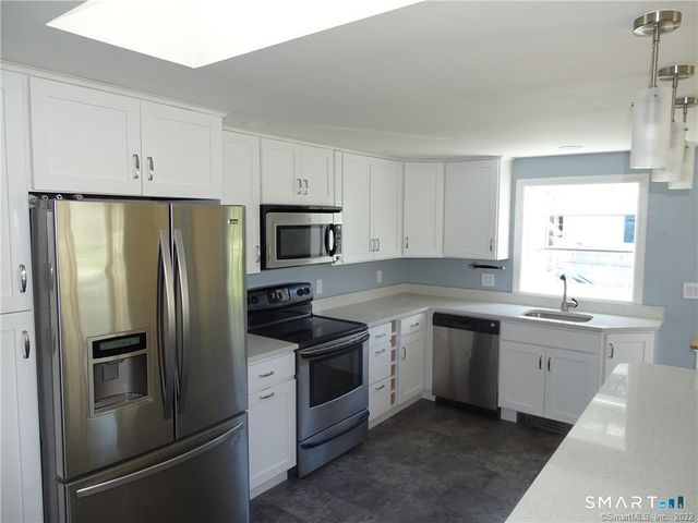 15 Bayshore Drive, New London, CT 06320