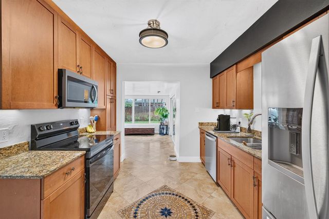 4670 NE 4TH Avenue, Oakland Park, FL 33334