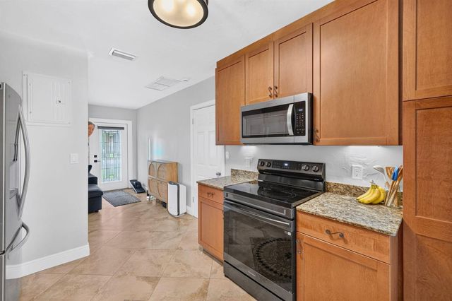 4670 NE 4TH Avenue, Oakland Park, FL 33334