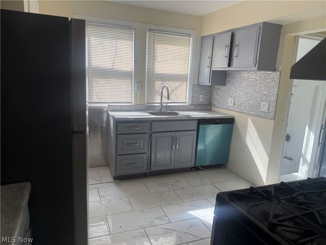 10318 Somerset Avenue, Cleveland, OH 44108