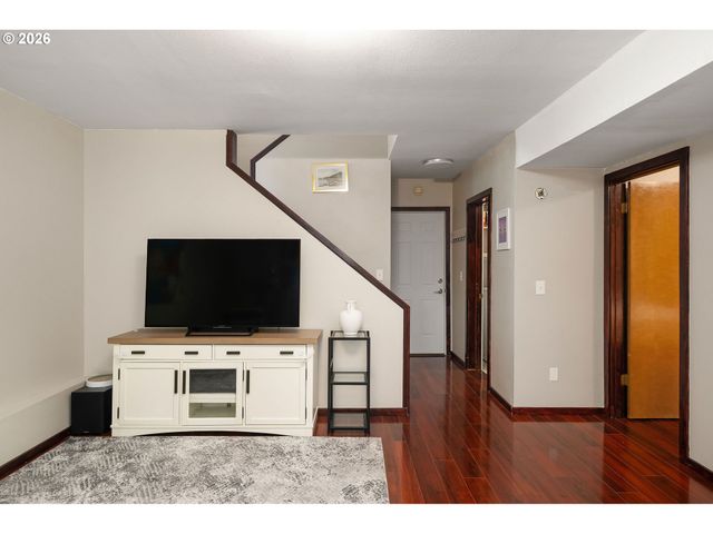 16351 PACIFIC Hwy, Lake Oswego, OR 97034