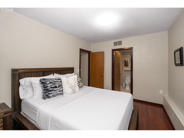 16351 PACIFIC Hwy, Lake Oswego, OR 97034
