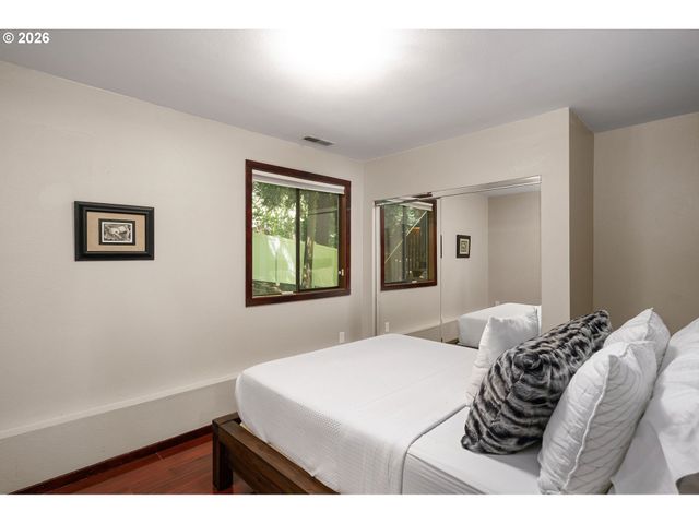 16351 PACIFIC Hwy, Lake Oswego, OR 97034
