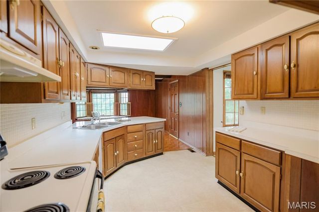 10441 Ewell Drive, St Louis, MO 63137
