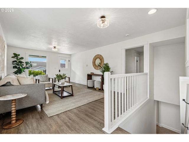 354 Ne 4TH Ave, Canby, OR 97013