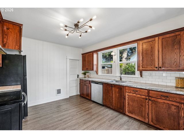 354 Ne 4TH Ave, Canby, OR 97013