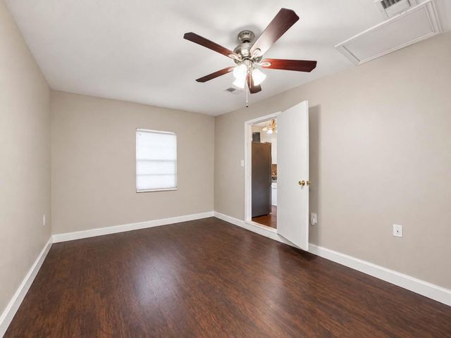 206 Cedar Drive, Hitchcock, TX 77563