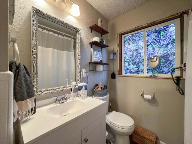 206 Cedar Drive, Hitchcock, TX 77563