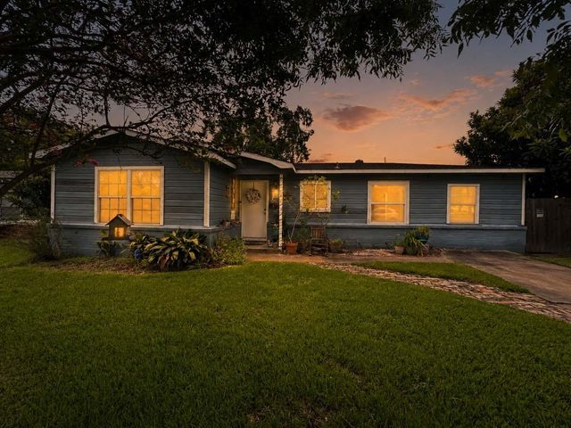 206 Cedar Drive, Hitchcock, TX 77563