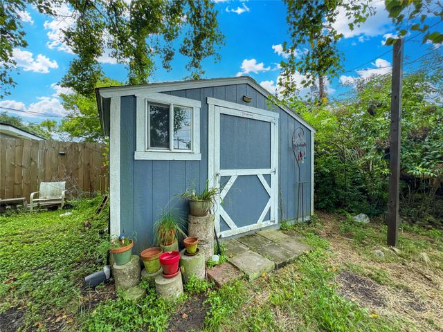 206 Cedar Drive, Hitchcock, TX 77563