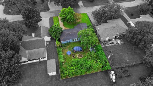 206 Cedar Drive, Hitchcock, TX 77563