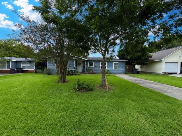 206 Cedar Drive, Hitchcock, TX 77563