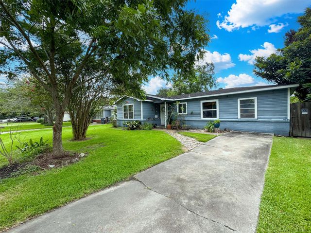 206 Cedar Drive, Hitchcock, TX 77563