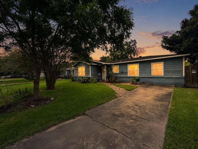 206 Cedar Drive, Hitchcock, TX 77563